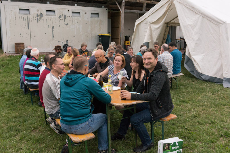 Feiernde Judoka auf Bierbänken